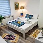 Vamos Sarajevo, Hotel *